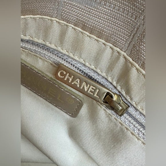 Chanel New Travel Line Tote Bag in Beige Nylon - Picture 9 of 12
